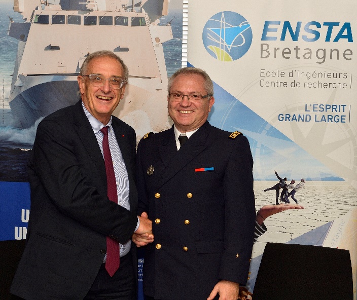 Gauche : Hervé Guillou, PDG de Naval Group Droite : Pascal Pinot, directeur d’ENSTA Bretagne