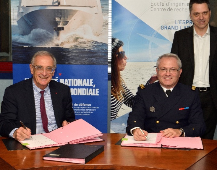 Signature du partenariat pour la création du laboratoire SENI (de gauche à droite / Hervé Guillou, PDG de Naval Group, Pascal Pinot, directeur d’ENSTA Bretagne et Cédric Doudard, enseignant chercheur ENSTA Bretagne).