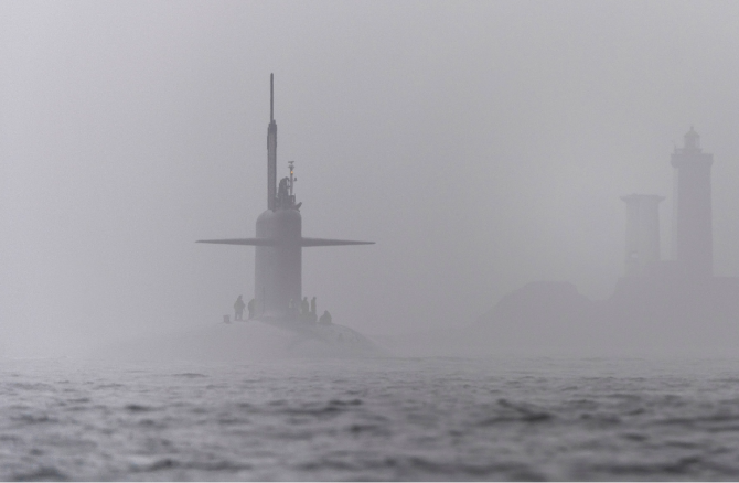 Myst, SNLE Le Triomphant, goulet de Brest, 29 mai 2018 : « Cette photo m’a demandé un an de préparation pour être face au sous-marin en retour de patrouille. Nous étions dans des conditions de prise de vue difficiles, avec de la bruine et du brouillard, quand soudain est apparue la silhouette du navire. »